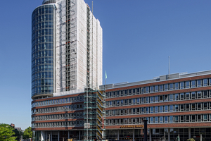  Das 77 m hohe Columbus Haus mit seinem auf einem Sockel stehenden Rundturm aus Glas bildet die markante Spitze des Bürogebäudeensembles Hanseatic-Trade-Center in der Hamburger HafenCity 