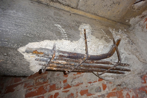  Die eingedrungene Feuchtigkeit hat im Laufe der Jahre große Schäden wie hier an der Decke verursacht 