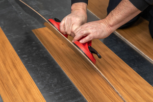  Bei der „VENEERline flex“ handelt es sich um einen mehrschichtigen Holzbelag aus Echtholzfurnier von Lindner. Als unterste Schicht wird eine Magnetfolie verwendet 