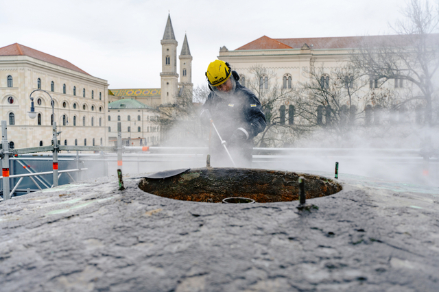 Über die Jahrzehnte hatten sich dicke Kalk- und Farbschichten auf den Brunnen vor der Ludwigs-Maximilians-Universität in München abgesetzt