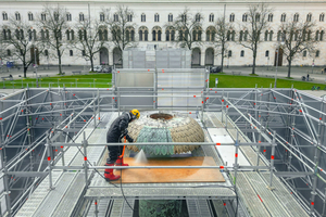  Im Rahmen seines Kultursponsorings reinigte das Unternehmen Kärcher kostenlos die Brunnen vor der Ludwigs-Maximilians-Universität in München und befreite sie von den Ablagerungen 