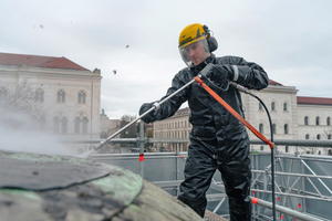  Bei den Arbeiten setzten die Kärcher-Experten die so genannte Höchstdrucktechnik mit bis zu 1000 bar Wasserdruck ein 