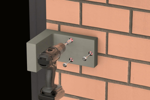 Ob Fenster, Geländer oder Raffstore – bei gedämmten Fassaden stellt die wärmebrückenarme Montage von Anbauteilen Handwerkerinnen und Handwerker vor eine Herausforderung.  