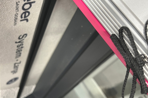  Dabei wird die Führungsschiene für Raffstores oder Jalousien direkt werkseitig in die Leibungsplatte und den Seitendeckel des Raffstorekastens eingelassen 