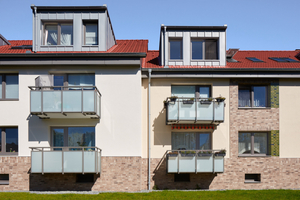  Dachgeschossausbau, neue Balkonbrüstungen und Wärmedämmung inklusive Fassadengestaltung: Die Mehrfamilienhäuser an der Meiendorfer Straße in Hamburg wurden umfassend modernisiert 