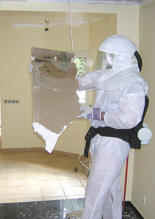 Insbesondere beim Rückbau sind besondere Gefährdungen zu beachten und Schutzmaßnahmen zu ergreifen
