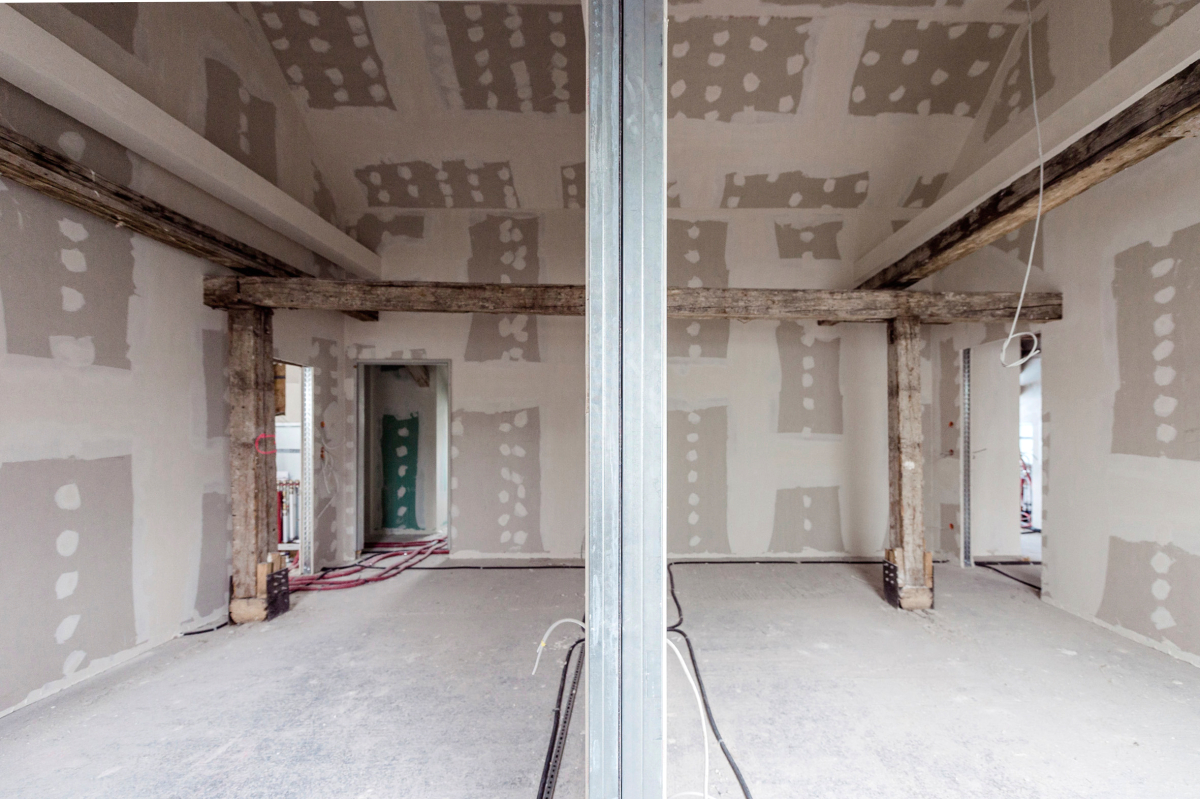 Ein komplexes Sonderdetail entwickelten die Ausbauprofis gemeinsam mit den Technikern von Rigips für den Dachanschluss der feuerbeständigen Wohnungstrennwände, die als beidseitig mit 2  12,5 mm ?Rigips Die Harte? beplankte Metall-Doppelständerwände im ?S