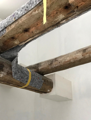 In Abstimmung mit dem Brandschutzsachverständigen wurde für die Holzbauteile, die Wohnungstrennwände queren, eine Lösung in Art eines Brandüberschlages erarbeitet