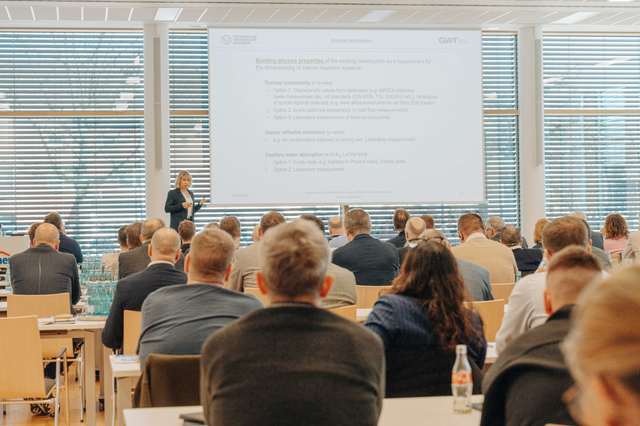 Mehr als 120 Architekten, Planer, Sachverständige und weitere Experten aus der Baubranche waren ins Kompetenzzentrum von Remmers nach Löningen angereist
