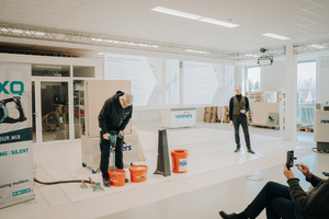  Spannend waren auch die beiden praktischen Vorführungen. Hier zu sehen die Verarbeitung der neuen Innendämmung iQ-Therm 2.0. Außerdem wurde die Verarbeitung des neuen ACM-Funktionsmörtels zur Sanierung stark salzhaltiger Untergründe gezeigt 