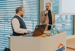 Die beiden Moderatoren Jens Engel, Leiter Bereich Bautenschutz bei Remmers, (rechts im Bild) und Joao Sibin, Remmers UK, (links im Bild) führten fachkundig durchs Programm