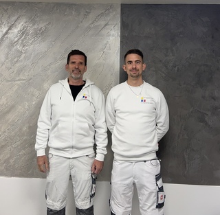 Jochen (links) und Lorenz Busch, die Geschäftsfüh-rer des Malermeisterbetriebs Busch GmbH & Co. KG, erschlossen sich mit der individuellen Dachge-staltung ein lukratives neues Geschäftsfeld