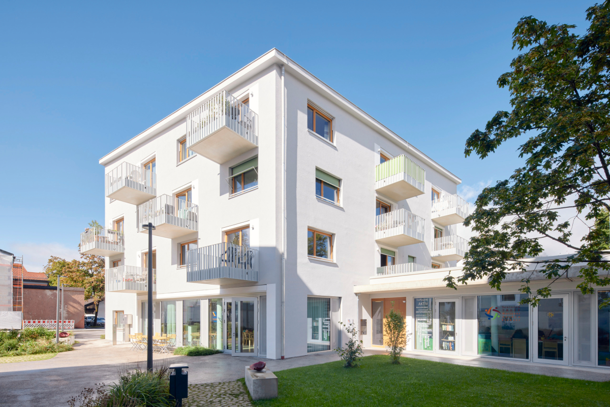 Der Neubau des Seniorenzentrums wurde über einen einge-schossigen, L-förmigen Baukörper an den Altbau ange-schlossen