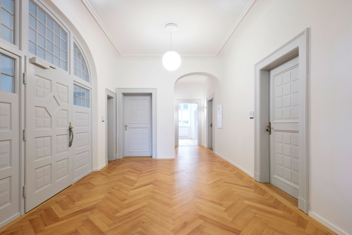 Im Altbau wurde die historische Gestaltung der Türen auf die neuen Türen übertragen