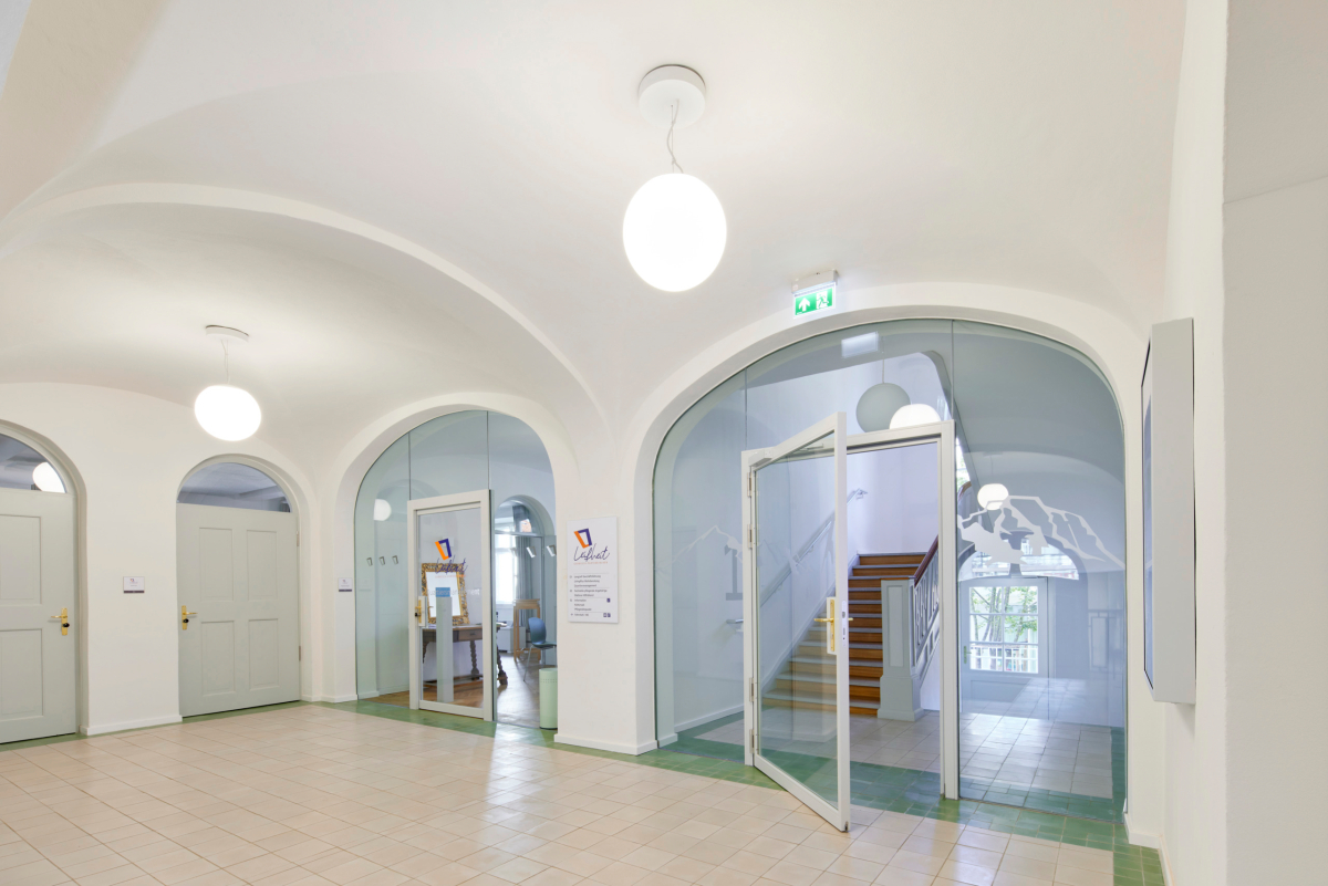 Viel Glas zum Treppenhaus macht eine Kombination aus vollflächig verglasten Massivholzrahmentüren und festste-hendem Glas von Schörghuber möglich