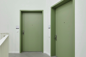  Die Schallschutztüren ?Access? von Schörghuber sind ge-prüft barrierefrei, RC2 einbruchhemmend und mit einem Türspion ausgestattet 