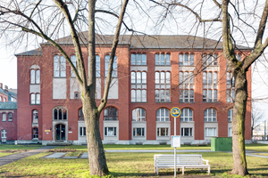  Die Gebäudevorderseite (Nordostfassade) vor Beginn der Umbauarbeiten 