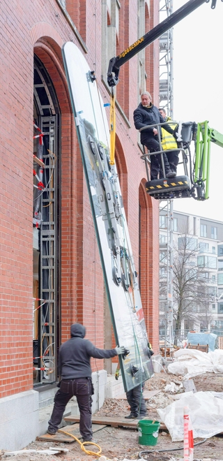 Die 6 m hohen Isolierglasscheiben der Schauvitrinen werden montiert