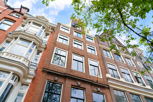  Hinter der eher strengen Fassade des „The Noblemen“ verbirgt sich eines der aufsehenerregendsten Luxus-Boutiquehotels Amsterdams 