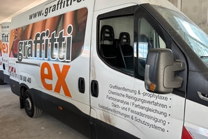  Die Brandspuren sind nach dem Brand im Transporter von Graffitti-ex auch von außen gut erkennbar 