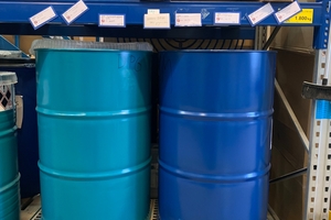  Nach der Inspektion der Landesdirektion Sachsen wurden die im Chemikalienlager von Graffitti-ex gelagerten Behälter deutlich gekennzeichnet und – wo noch nicht geschehen – in Rückhaltevorrichtungen untergebracht 