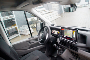  Das Testfahrzeug war mit modernen Infotainmentsystemen ausgestattet, die Funktionen wie Navigation und Bluetooth-Konnektivität boten 