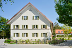  Der Giebel des ehemaligen Wohnhauses mit den rekonstruierten Fassadenelementen 