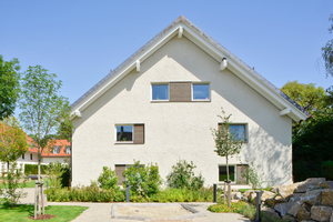  Die Fassade mit insgesamt knapp 1700 m² erhielt einen Anstrich mit der Sol-Silikat-Farbe „Soldalit“ von Keim 