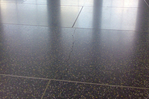  Rissbildung bei Betonwerksteinplatten im Halbverband 
