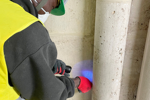  Nach der Ausführung der Arbeiten wurde mit einem speziellen Gerät gemessen, ob sich noch Schadstoffe in der Wand befinden 