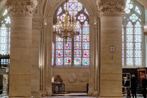  Der Innenraum von Notre-Dame de Paris nach Abschluss der den Reinigungsarbeiten 