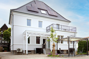  Ein Blickfang in der Meller Innenstadt: Architekt Jan Berkenheide versetzte das Wohn- und Bürogebäude optisch zurück in seine Entstehungszeit. Technisch ist es mit gedämmter Fassade, Photovoltaik-Anlage und Wärmepumpe auf dem neuesten Stand 