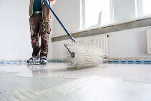  Zur weiteren Egalisierung wird mit der Stachelwalze entlüftet 