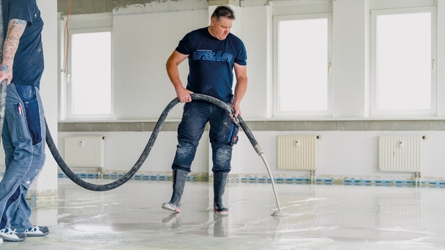 Der Estrich war durch die mechanische Einwirkung beim Entfernen der Schichten und Fliesen stark geschwächt