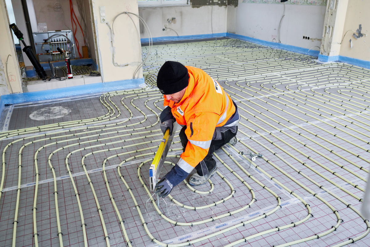 Systemaufbau: Dünnschichtige Fußbodenheizung auf Tackerplatte 1 neuer Oberbelag 2 ?weber.floor? Belagsklebstoff 3 ?weber.floor 4180? faserarmierter Dünn-Heizestrich 4 wassergeführte Fußbodenheizung 5 Unterlage der Fußbodenheizung 6 gegebenenfalls Ausgleic