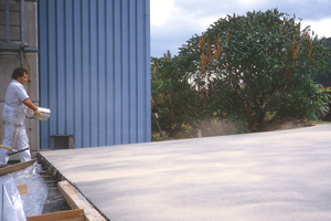  Abstreuen der grundierten Fläche mit Quarzsand 
