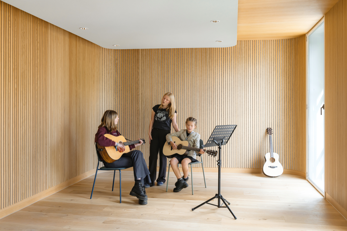 Das studio mezzo ist aus Schallschutzgründen als Box-in-Box-System im Obergeschoss des Nebengebäudes eingebaut