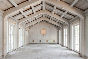  Die Dachkonstruktion des studio piano (Klavierstudio) im Obergeschoss des Nebengebäudes entspricht der Dachkonstruktion des Kirchenraumes 