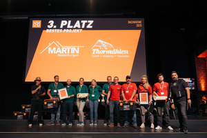  Den dritten Platz in der Kategorie „Bestes Projekt“ teilten sich zwei Betriebe, die von der Jury die gleiche Punktzahl erhalten hatten: die Uwe Thormälen GmbH aus Elsfleth, die ein Reetdach-Sanierungsprojekt eingereicht hatte und die Firma Martin Bedachungen aus Hohenschäftlarn für die detailreiche Sanierung eines rund geformten Daches mit Biberschwanzziegeldeckung 