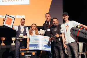  Dachdeckermeisterin Fabienne Ellermeier und Klempnermeister Marvin Bürger&nbsp;(ganz links) wurden für ihr Projekt „Handwerk on Tour“ zur Nachwuchsförderung im Klempnerhandwerk in der Sonderkategorie ausgezeichnet (1. Platz) 