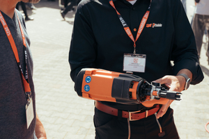  Am Paslode-Stand im Freigelände erklärte Ulrich Kahl, Sales Manager Germany von Paslode, die Funktionsweise des&nbsp;„Combi Xi“-Gasnaglers, der die Funktionen eines Streifen- und eines Ankernaglers in einem Gerät vereint  