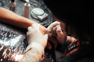  Erstmals gab es dieses Jahr auf der „Dachkrone”-Veranstaltung die Möglichkeit, sich ein Tattoo stechen zu lassen, zur Wahl standen unter anderem die Zunftzeichen des Dachdecker-, Zimmerer- und Spenglerhandwerks 