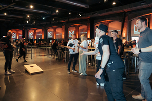  Geschicklichkeit war gefragt beim Cornhole-Spiel am Stand von Gutex 