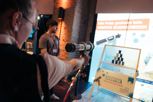  Während der Veranstaltung gab es an den Ständen der Aussteller Spiele wie Tischtennis, Corn-Hole, Darts oder Dosenschiessen (hier am Stand von Pro Clima) 