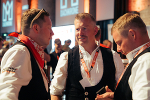  Gespräch unter Besuchern in traditioneller Zunftkleidung auf der „Dachkrone“-Veranstaltung  