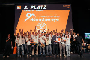  Das Team der Firma Hörnschemeyer Dächer aus Wallenhorst hat mit dem „Young Roofers + Roofers Friends Cup” ein Turnier für Nachwuchskräfte und junge Dachdeckerinnen und Dachdecker ins Leben gerufen und wurde dafür in der Sonderkategorie mit dem 2. Platz ausgezeichnet 