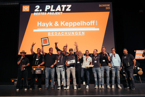  Der zweite Platz in der Kategorie „Bestes Projekt“ ging an die Hayk &amp; Keppelhoff Bedachungen GmbH aus Velen für die gelungene Umsetzung einer 240 m² großen Dacheindeckung aus kanadischen Zedernholzschindeln auf einem Gebäude im Münsterland 
