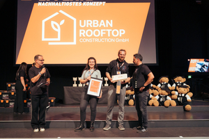  Die Firma Urban Rooftop Construction aus Berlin erzielte in der Kategorie „Nachhaltigstes Konzept“ den zweiten Platz. Domenik Reichert, Geschäftsführer (2. v. rechts) und Cindy Marczuk, Marketing- und Social-Media-Managerin, nahmen die Preise stellvertretend für das gesamte Team entgegen 