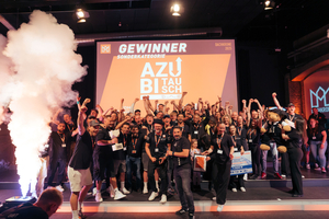  Das Projekt „Azubi-Tausch im Handwerk“, organisiert und durchgeführt vom ZEP-Team (Bielefeld), DeinDach by Hemmersbach (Köln) und Dach- und Holzbauwerke Dämgen (Mainz) wurde ebenfalls in der Sonderkategorie der „Dachkrone“ mit dem 1. Platz ausgezeichnet 