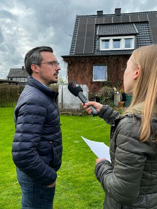 Interview an Ort und Stelle: Das Team von Brillux Radio und Brillux Zuhause begleitet Hausbesitzer/-innen nach erfolgreichen Neugestaltungen der eige-nen vier Wände